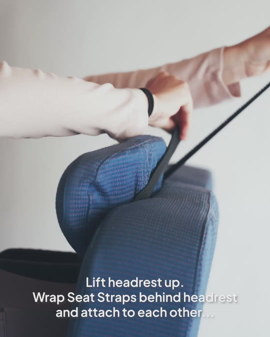 Attaching the pillow to an airplane seat with the Seat Strap System